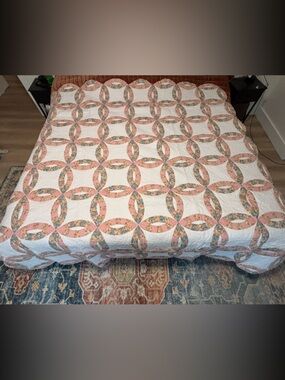 Arch Heirloom Quilts Double wedding ring queen quilt scalloped edges